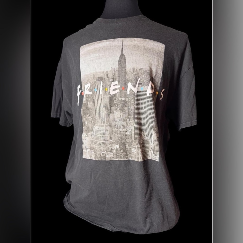 FRIENDS TV Show with NYC Skyline Black Graphic Tee – Size 2XL